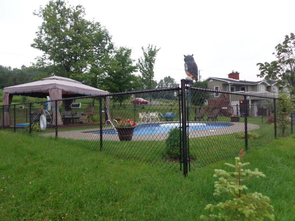 Auberge Aux Deux Pères Magog Exterior foto