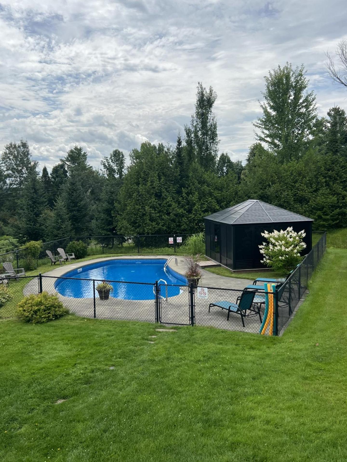 Auberge Aux Deux Pères Magog Exterior foto